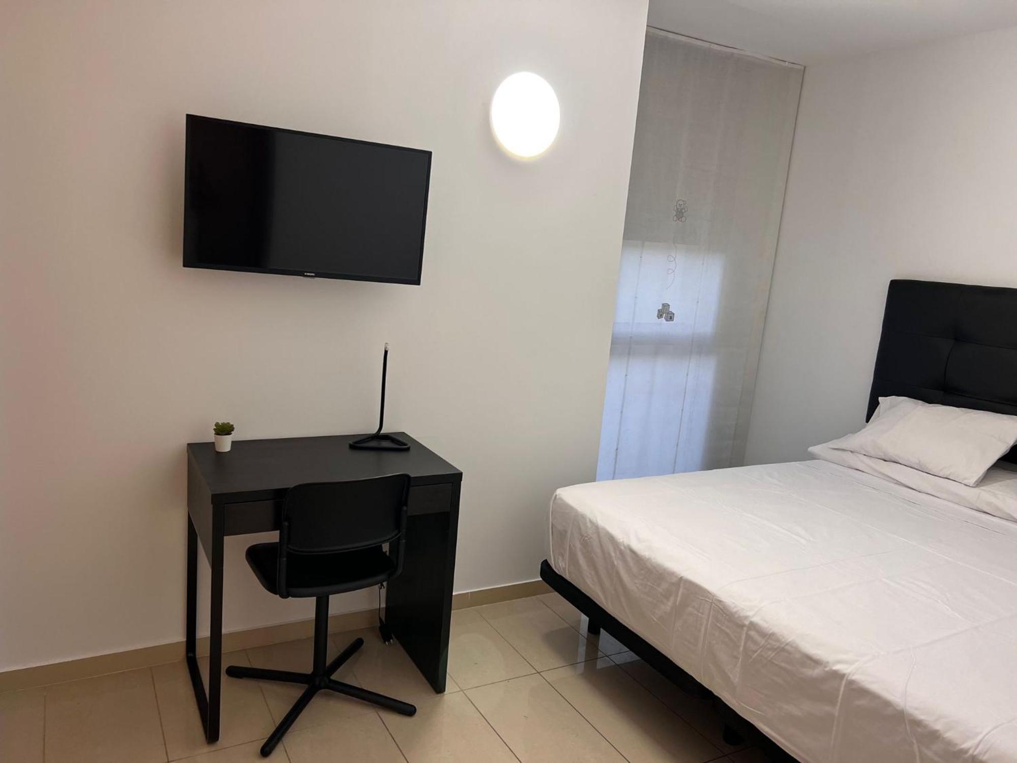 Fira Gran Via 2 - Private Rooms In A Shared Apartment - Habitaciones Privadas En Apartamento Compartido Оспиталет-де-Льобрегат Экстерьер фото