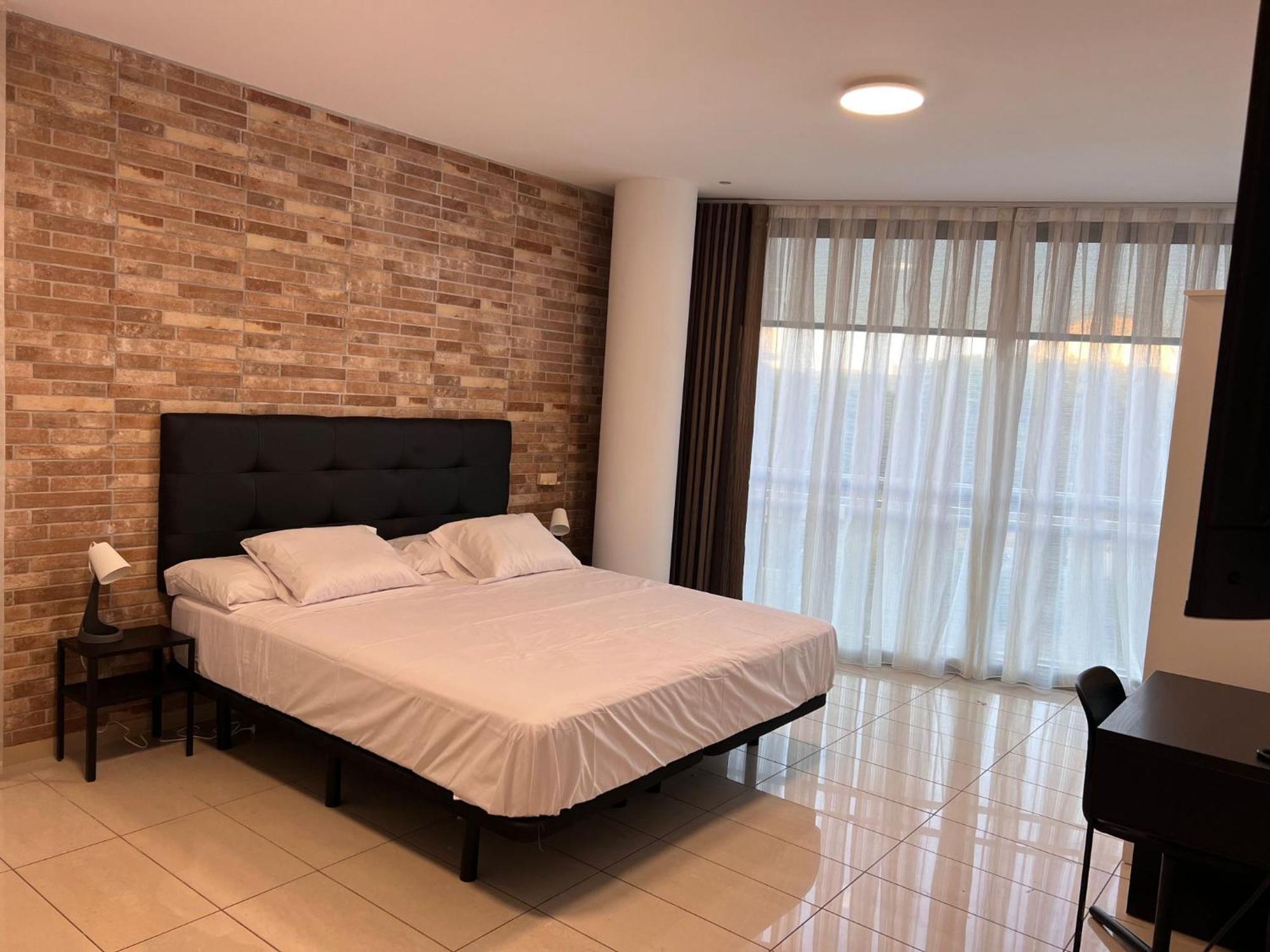 Fira Gran Via 2 - Private Rooms In A Shared Apartment - Habitaciones Privadas En Apartamento Compartido Оспиталет-де-Льобрегат Экстерьер фото