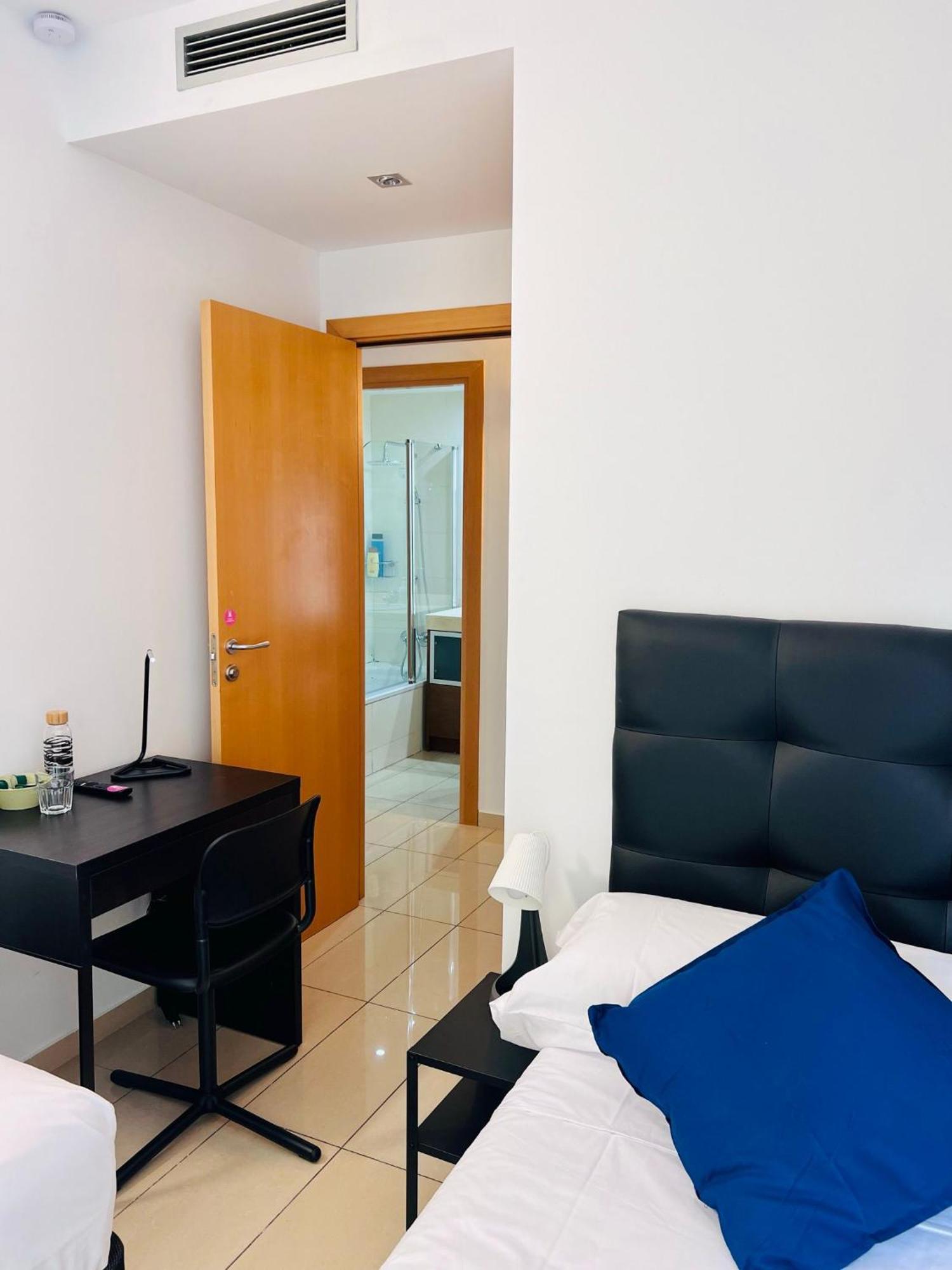Fira Gran Via 2 - Private Rooms In A Shared Apartment - Habitaciones Privadas En Apartamento Compartido Оспиталет-де-Льобрегат Экстерьер фото