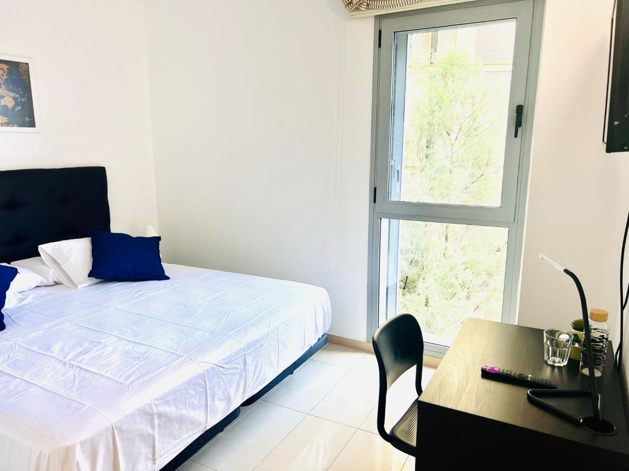 Fira Gran Via 2 - Private Rooms In A Shared Apartment - Habitaciones Privadas En Apartamento Compartido Оспиталет-де-Льобрегат Экстерьер фото