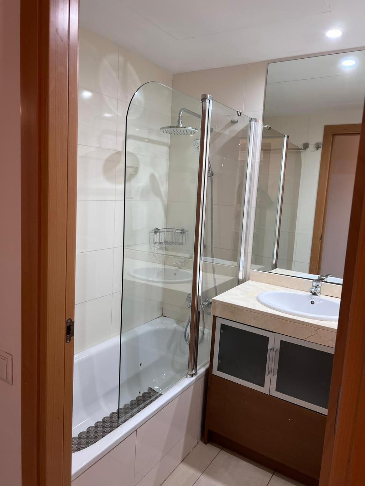 Fira Gran Via 2 - Private Rooms In A Shared Apartment - Habitaciones Privadas En Apartamento Compartido Оспиталет-де-Льобрегат Экстерьер фото